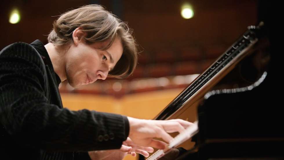 Der französische Star-Pianist David Fray präsentiert sein erstes Solo-Rezital Konzert in der Schweiz, in Bern, im Zentrum Paul Klee.